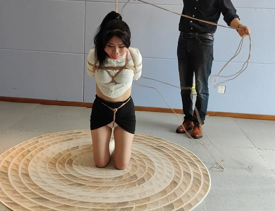 小小奈视镜，一边化妆，一边捆绑-6