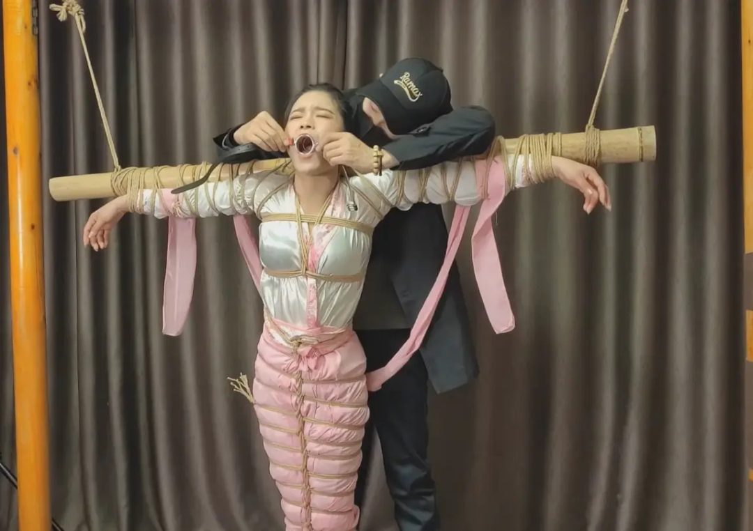 古装美女洛洛绑在竹竿上挠痒鞭打-2