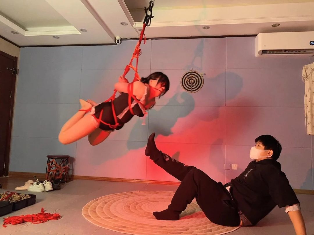 骚货林曦儿被吊起来还不老实，想方设法勾引主人，不断吐舌头希望引起主人注意，发出各种呻吟表现自己的骚-6