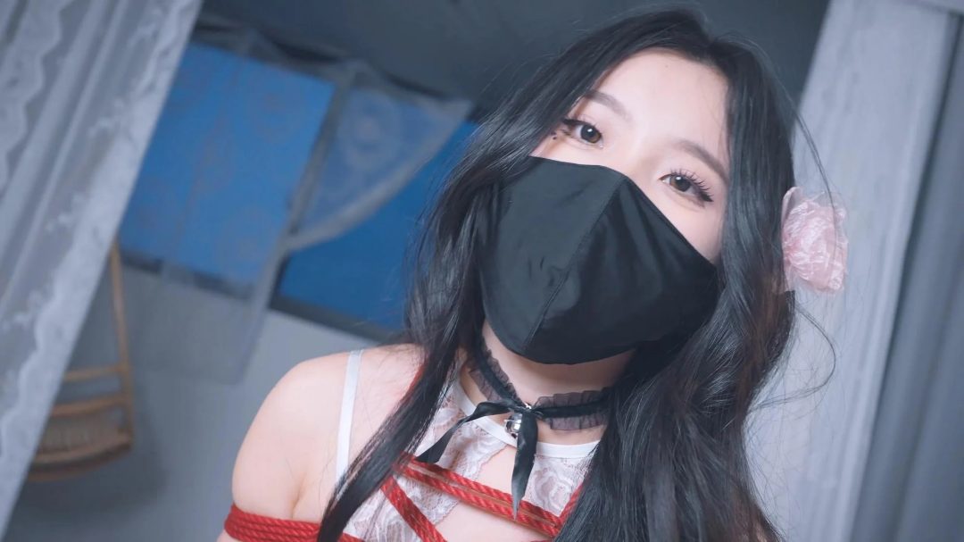 《被驯服的美艳少妇》下 淫荡少妇M腿，深喉调教，桌子开腿，腿一张一合迎合调教，最后放在卧室门后拴上狗链-15