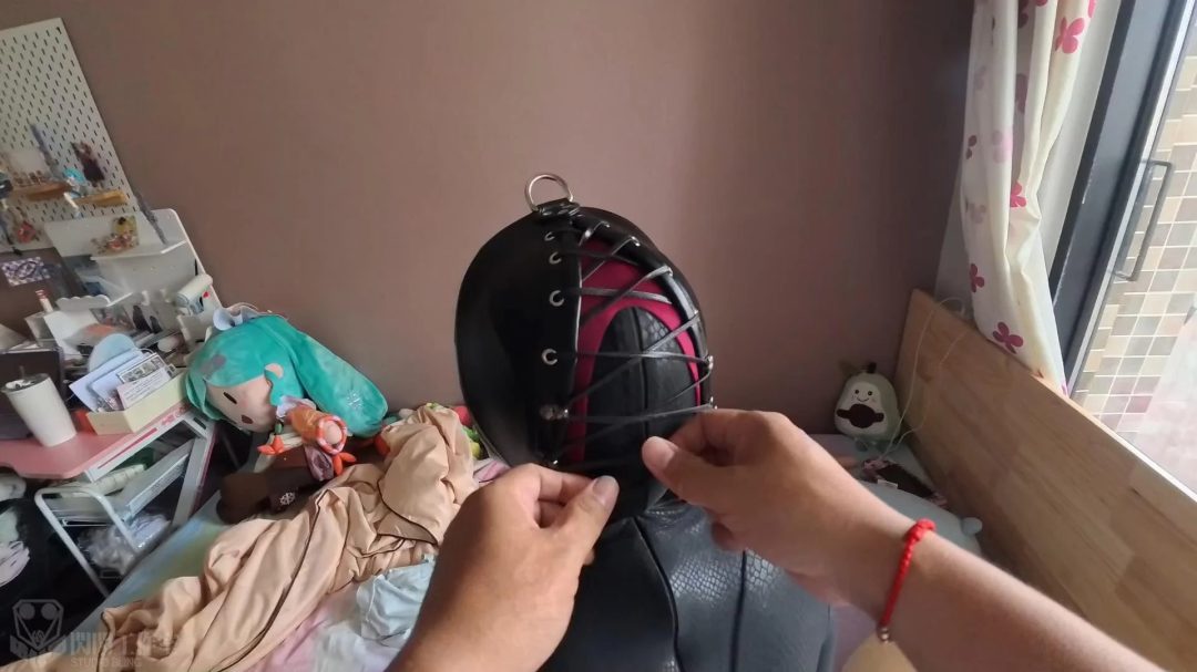 勇闯少女的闺房，看看仿真娃娃成为填充物如何被圈养，装入充气睡袋放置-4