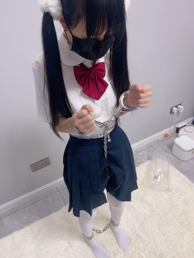 茶茶女囚体验5-双马尾白丝萝莉佩戴镣铐展示+铁链股绳连接手铐-3