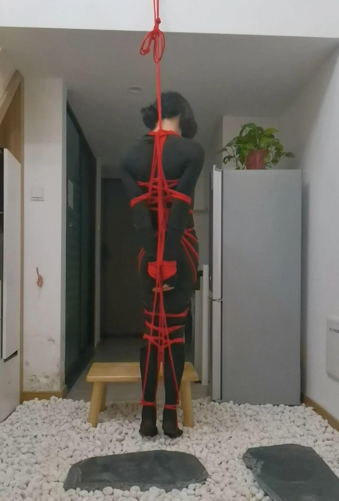 肛钩电击强制垫脚踩石子罚站-1