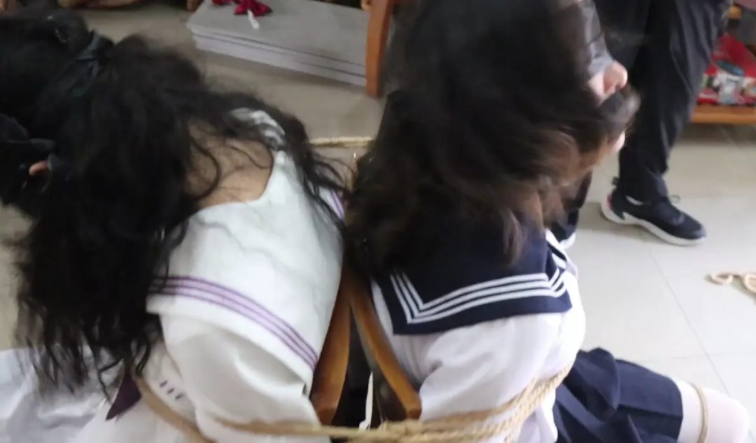 【缚予】X【荷仙少女】联动！小雨+阿玥双人椅子连缚+严厉抽打+挠痒摸胸，耳光、胸、屁股、大腿一样不落，俩主人还坏坏地和小m们玩起了游戏..-6