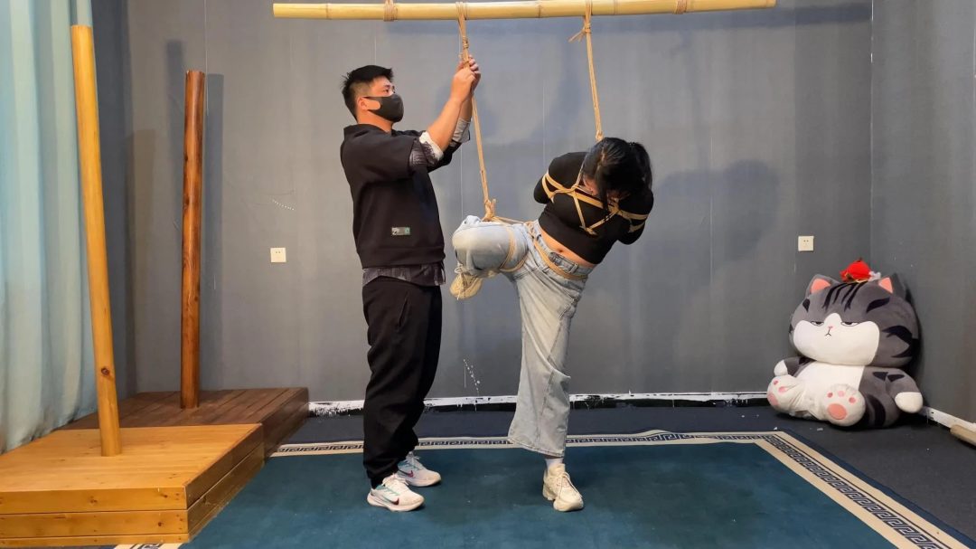 紫薇第一次来应聘模特 19岁大三在读学生妹，体验绳艺逐渐上头，进入状态，回学校路上五花大绑-7