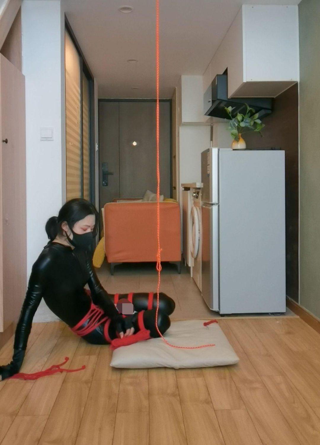 M腿肛钩勒脖强制蹲下自缚（加罚站）-6