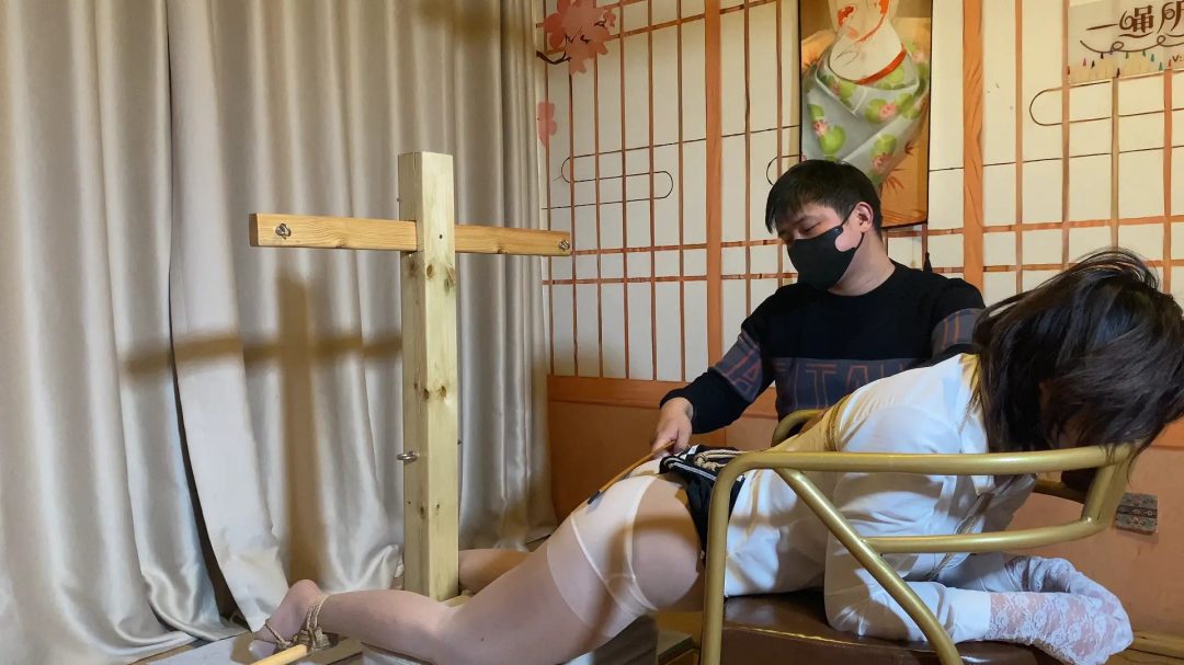 骚货雯雯好久没有玩打屁股了，约主人求挨打，被绑在架子上跪着，后面又被主人要求趴在椅子上挨揍。-6