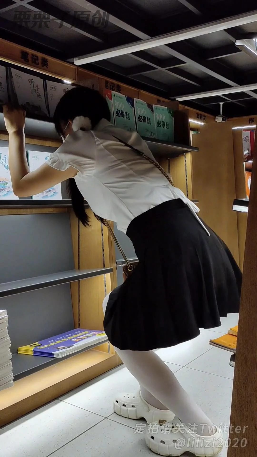 《少女户外调教合集2》户外、户外失禁、调教、楼梯间失禁、天台束缚调教、书店捆绑调教、旗袍、女仆、黑丝、白丝-3