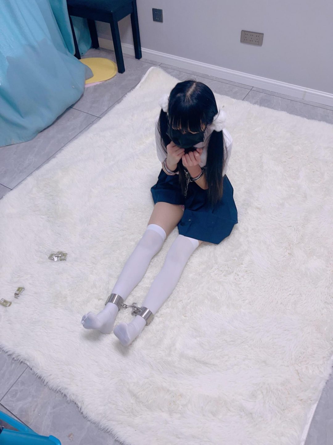 茶茶女囚体验5-双马尾白丝萝莉佩戴镣铐展示+铁链股绳连接手铐-2
