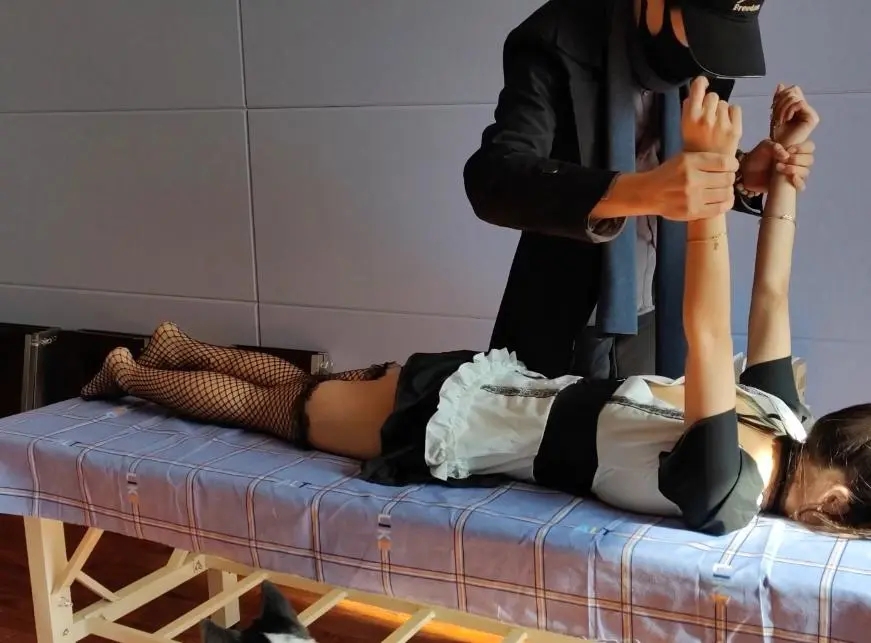 小女仆雨溪享受按摩服务-3