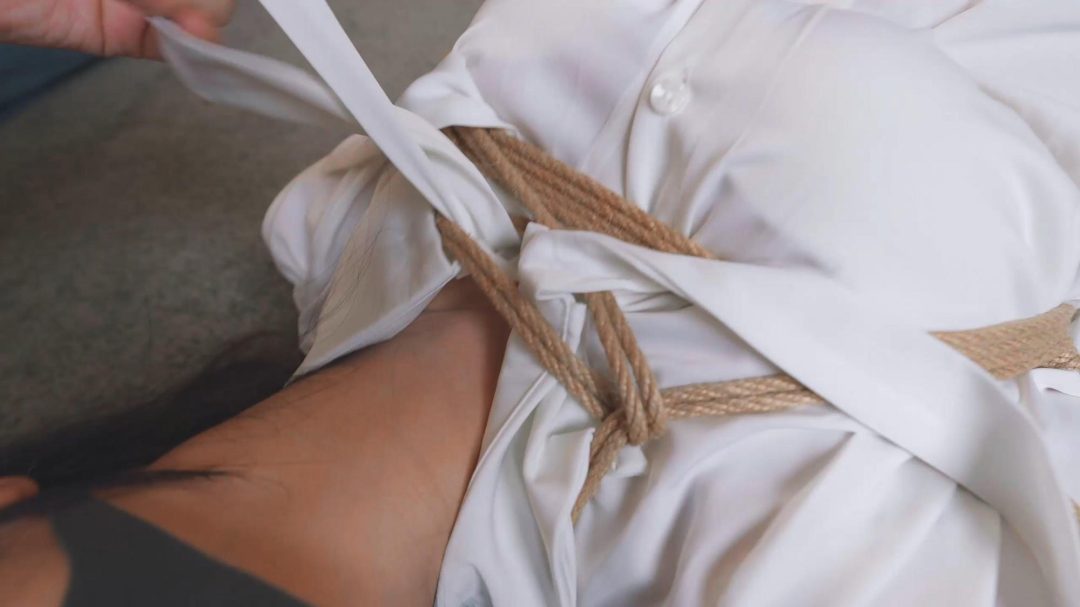《OL性感女白领下班被司机尾随入室强制绑架》 原味丝袜堵嘴+强制+股绳+M腿-8
