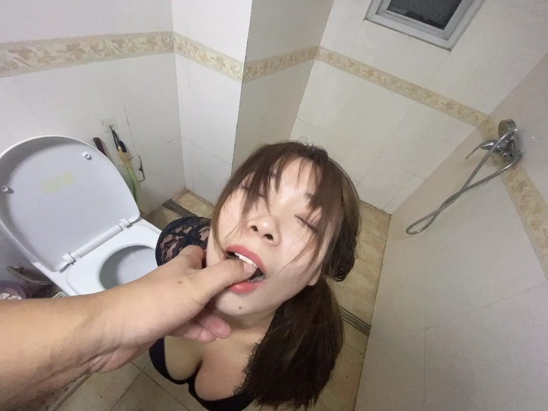 骚货张涵在厕所被绑起来驷马，舔马桶，把头踩到马桶里面，喝圣水全部吞下，舔手指，重度耳光，打胸，拿淋浴浇水浑身湿透，脸上放毛巾浇水反复多次-4