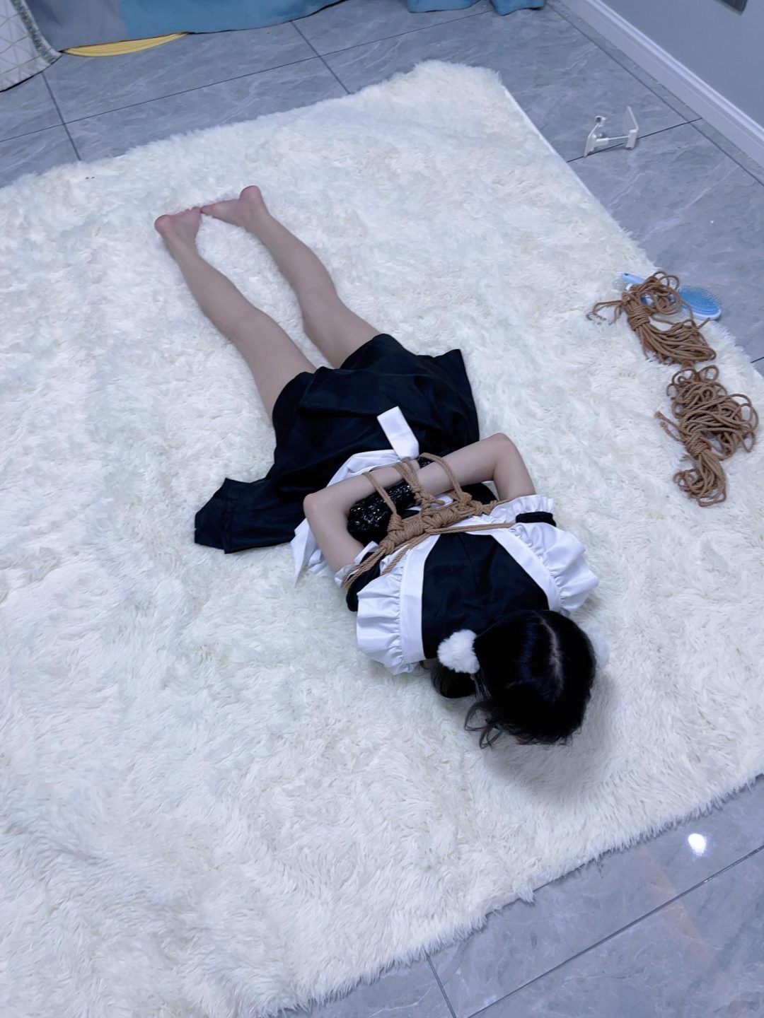 茶茶的紧缚愿望1-裸足双马尾女仆装、超紧交叉反弓驷马、胶带封口鼻，超粉嫩脚底展示！手提驷马软妹-8