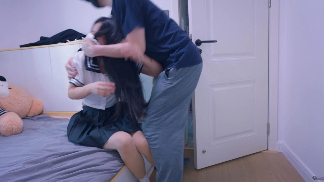 《调教M女友》被男友迷晕无情调教，口塞爆插小嘴干呕流水+吊绑、跪吊、拉拽股绳+强制开腿器+口球+脚铐-6