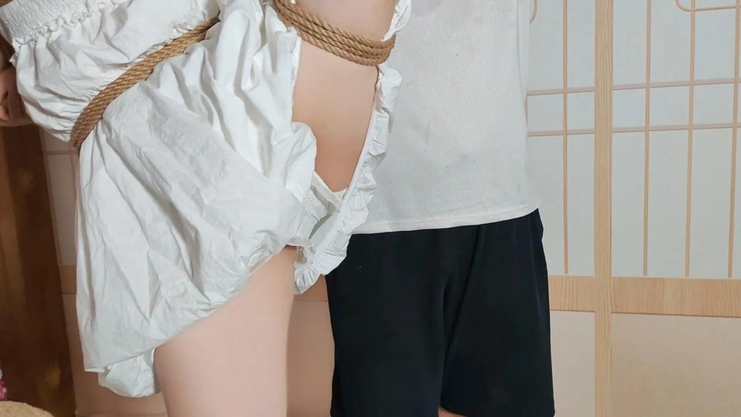 纯情女教师不为人知的一面 超高颜值平时从来没有这么穿过 展示穿着小白袜的美腿 她的高雅气质和过分的反差 故作羞涩的小表情配上完美的身体 诱惑极了-6