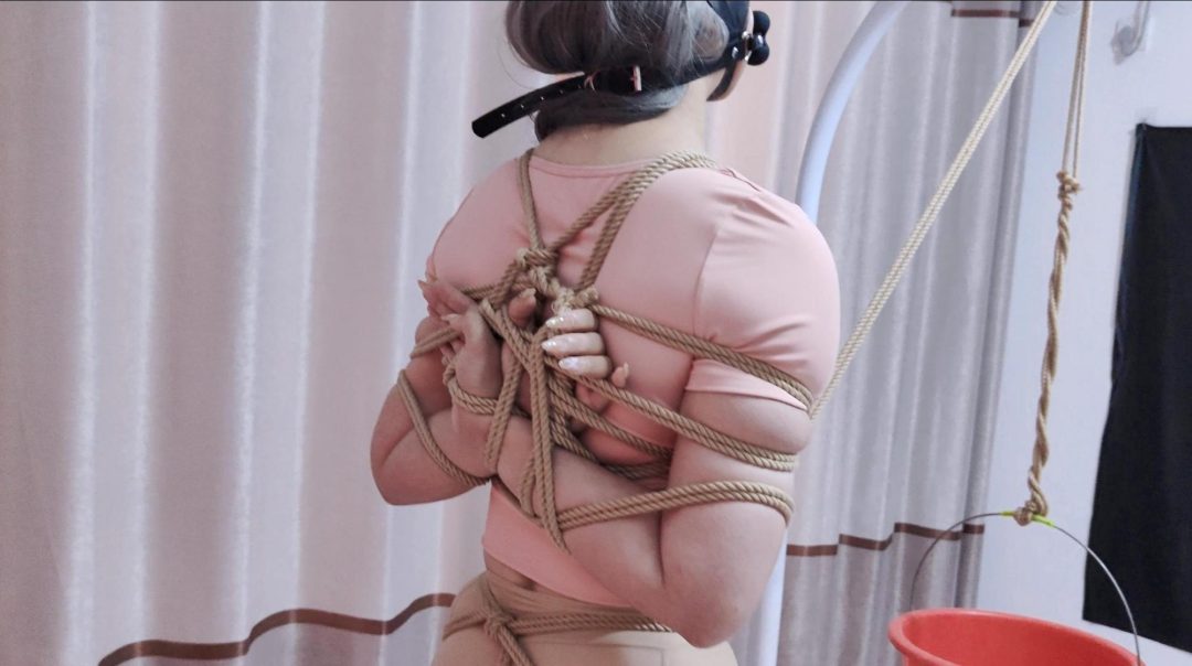 红底12公分超细跟长靴后高手美女挑战股绳勒紧强制吊20斤水，真实精彩 无助哭泣 被迫营业 带耳机观看-3