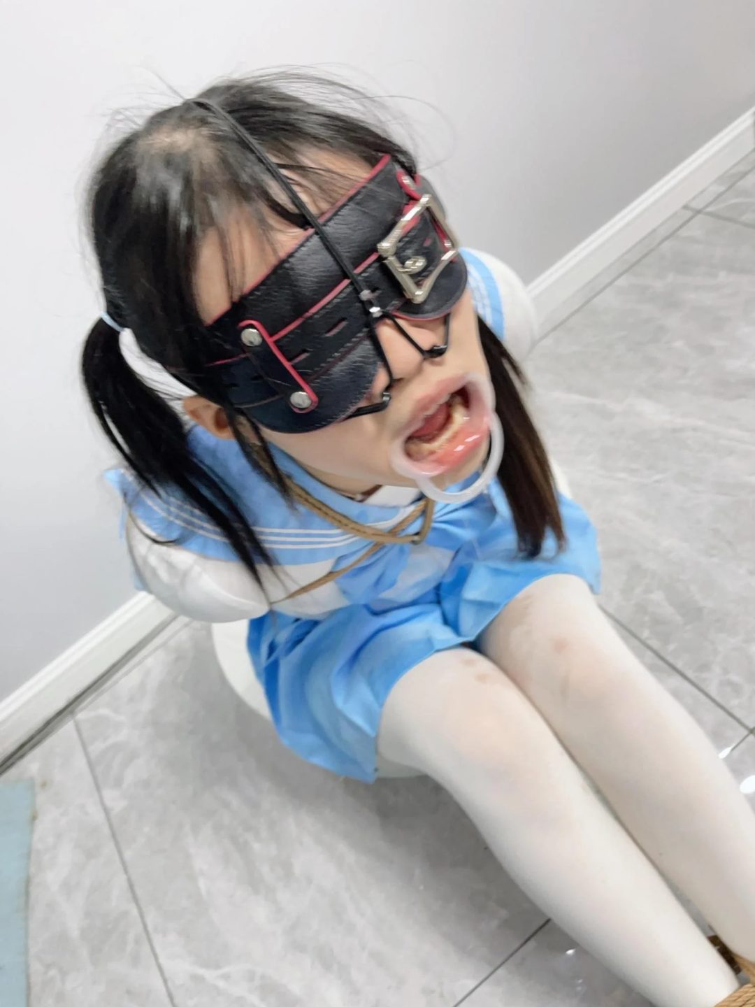 极虐1-三向鼻钩+扩口器重度颜面破坏！鼻孔注射牛奶、口中挤柠檬汁、口舌烟灰缸、强制吸烟，重度虐待系列~-6