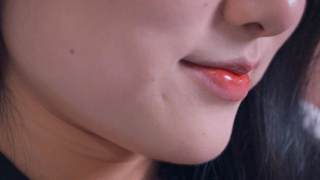 《调教M女友》被男友迷晕无情调教，口塞爆插小嘴干呕流水+吊绑、跪吊、拉拽股绳+强制开腿器+口球+脚铐-5