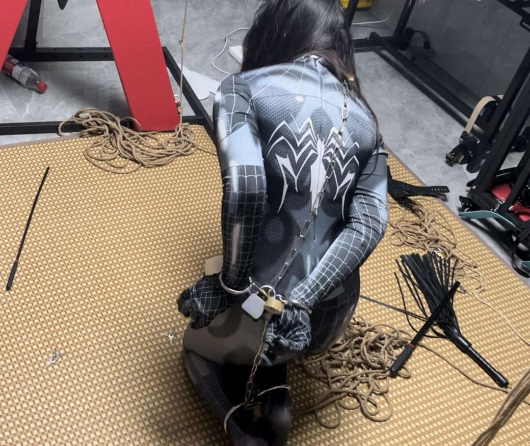 cosplay调教系列之木古小蜘蛛铁链定时锁自缚1小时整+抽打羞辱调教！-9