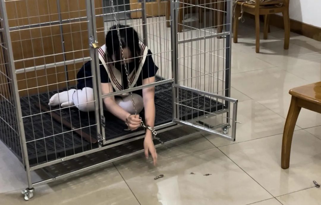 调教师日记之特殊少女改造记》-2，笼子关押+白丝，乖乖女学生小X被锁着手脚睡觉，醒来后在感觉到刺激和满足的同时也有些累和厌倦，于是计划逃离这里，但是她能否成功呢，失败的代价又是什么呢...-2
