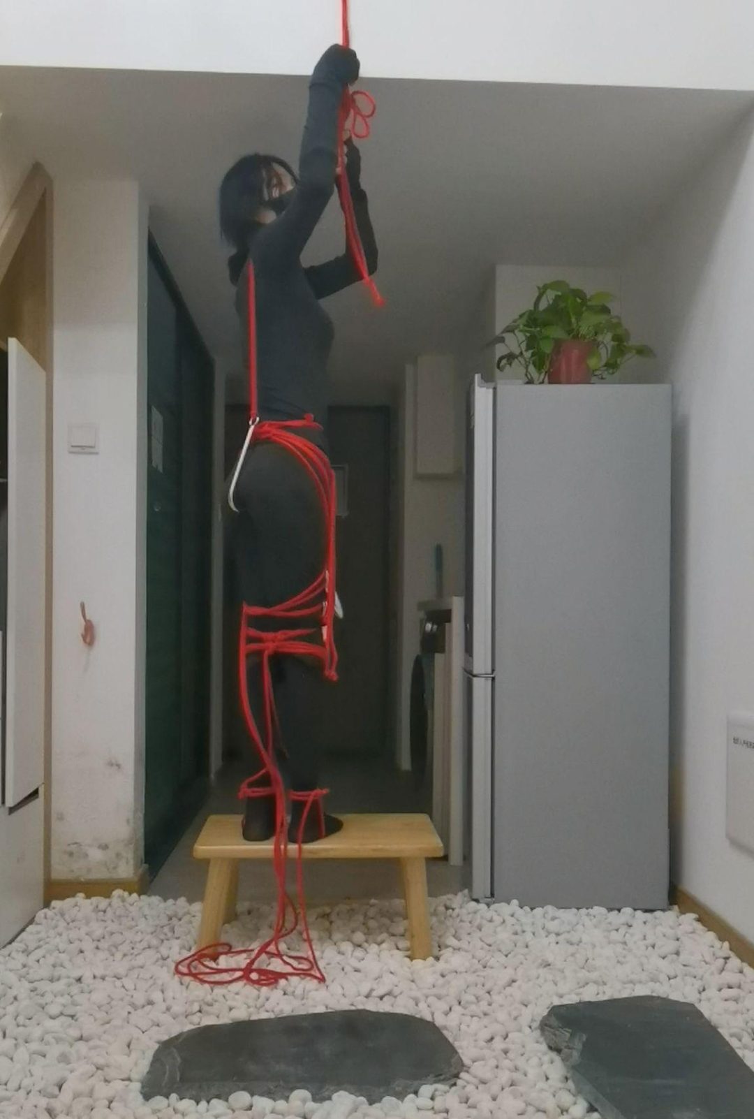 肛钩电击强制垫脚踩石子罚站-3