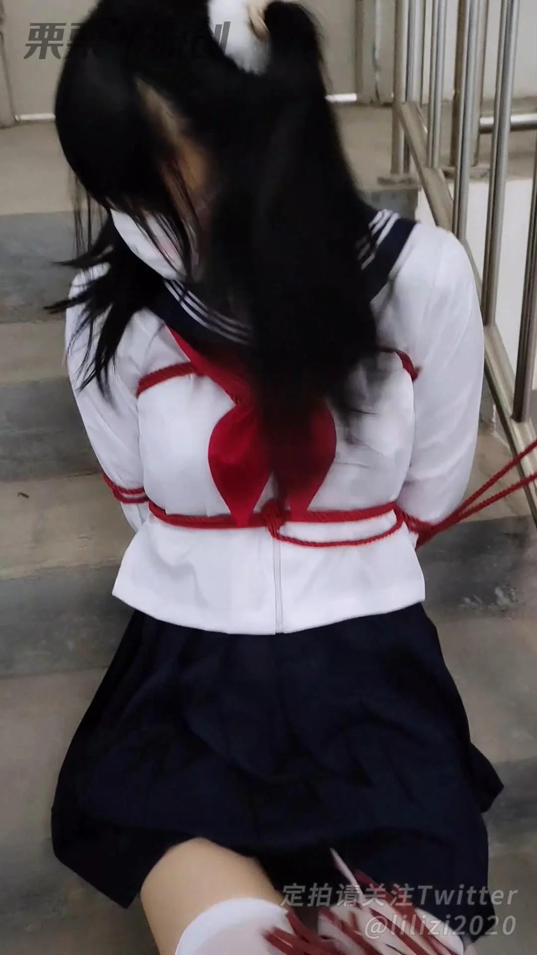 漂亮女孩家中遭蒙面绑匪捂晕扛到地牢牢笼囚禁金属架拘束挠打脚心屁股全身紧敷蹦跶玩弄-2
