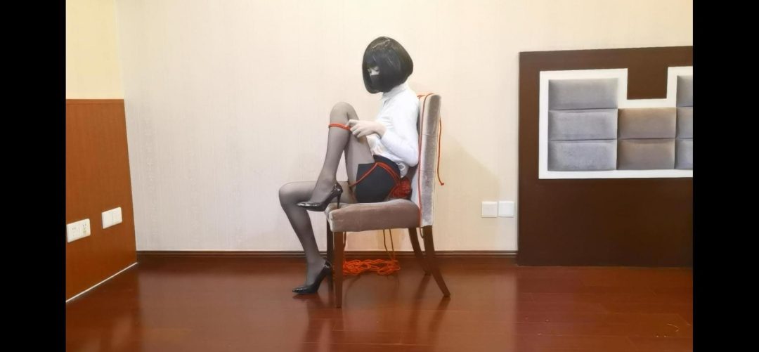 固定在椅子上的开腿直臂自缚-2