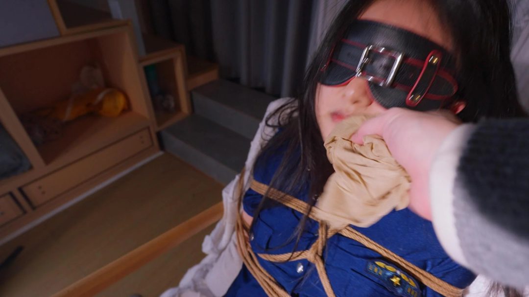 《女侦探1》女侦探审问小偷被偷袭调教，审问过程发现小偷身上有很多奇怪的玩具，趁女侦探打电话的过程偷袭，绑在凳子上带上口球、刺激敏感地带+现穿的丝袜塞嘴+胶带羞辱-1