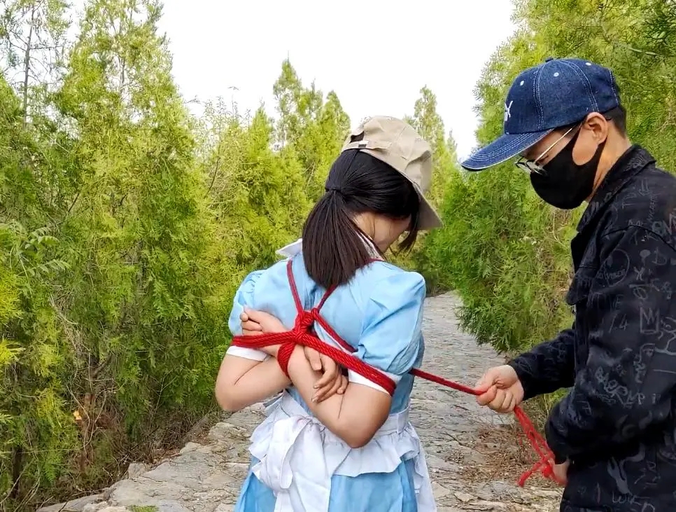体验捆绑的女孩户外做任务-4