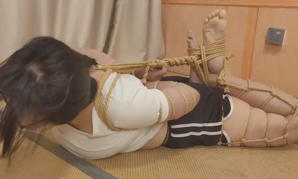 老师父捆绑可爱女孩驷马挣扎-2