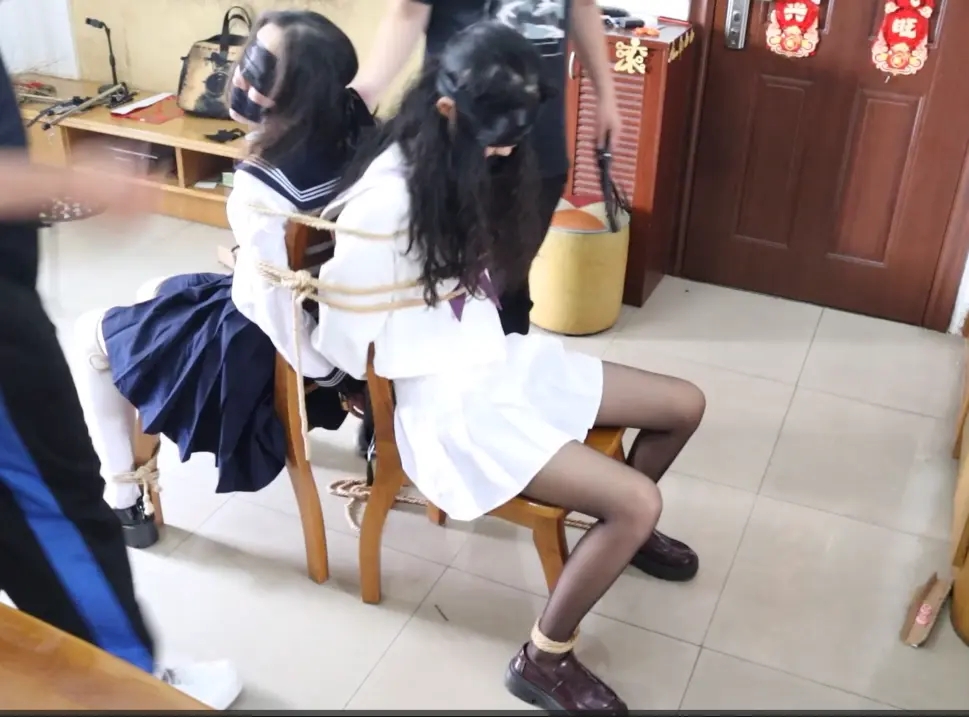 【缚予】X【荷仙少女】联动！小雨+阿玥双人椅子连缚+严厉抽打+挠痒摸胸，耳光、胸、屁股、大腿一样不落，俩主人还坏坏地和小m们玩起了游戏..-8