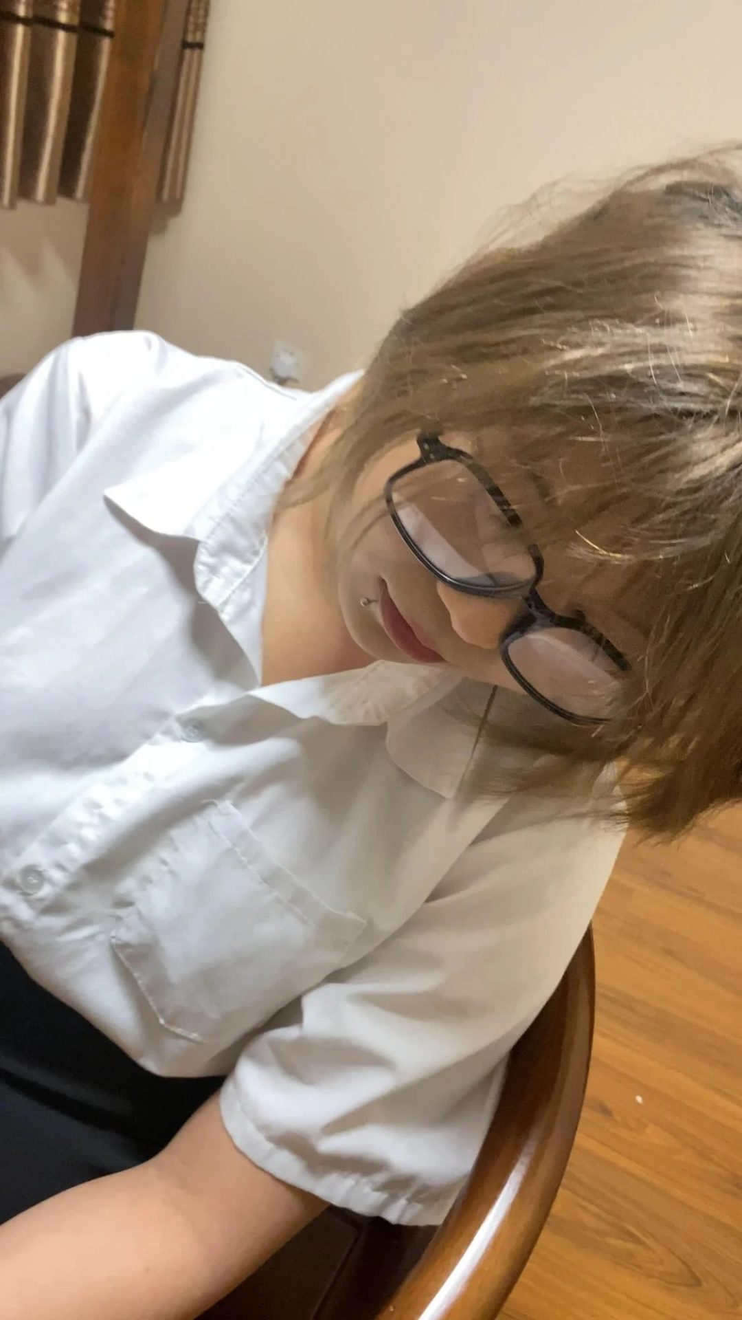女秘书雯雯来找老板谈合作，被老板下药迷晕玩弄，羞辱，滴蜡，耳光，让她承认自己是公交车-1