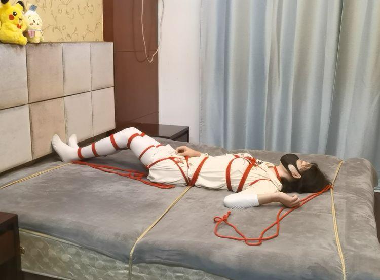 床上自动勒脖发抖固定自缚教程-6