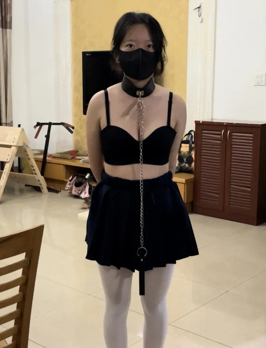 《调教师日记之特殊少女改造记》-3，白丝镣铐束缚家 奖励，小X习惯并适应了这里，承担起家务等工作，但必须佩戴镣铐等，防止再次逃跑-12