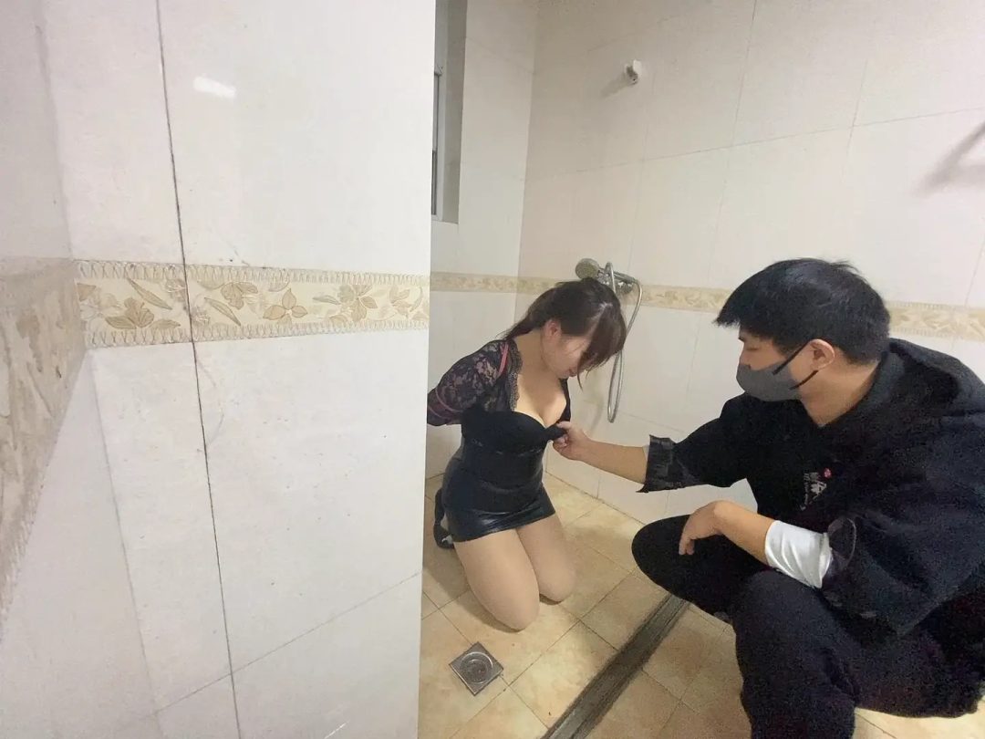 骚货张涵在厕所被绑起来驷马，舔马桶，把头踩到马桶里面，喝圣水全部吞下，舔手指，重度耳光，打胸，拿淋浴浇水浑身湿透，脸上放毛巾浇水反复多次-2