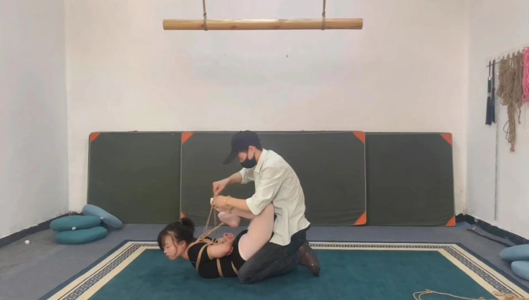 十九岁女大学生极限驷马，挠痒放置，玩弄-1