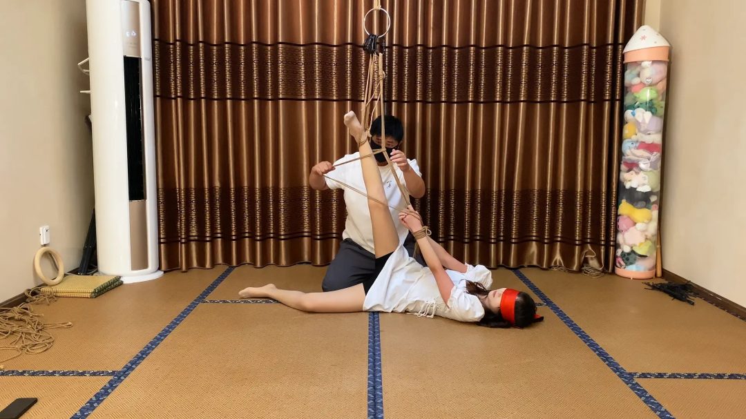母狗体验绳子，丝袜堵嘴-3