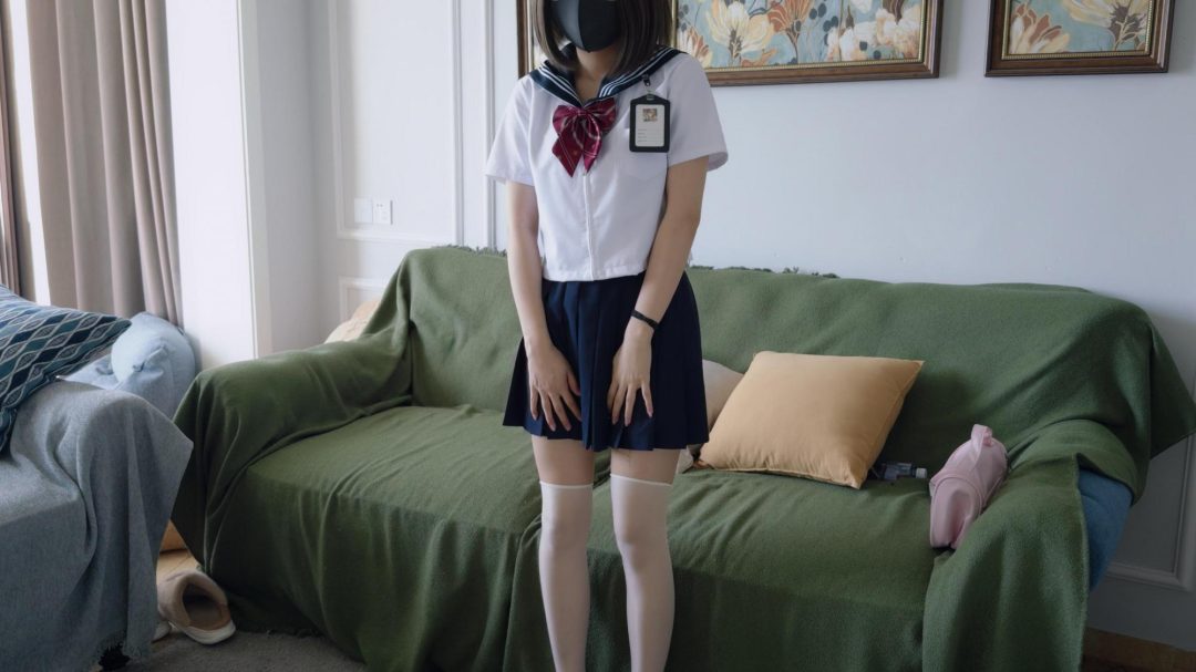 【悠米】《欲望贷》 虚荣心作祟的Jk少女拍下脱衣视频，以此被威胁，开腿器吊缚+12cm高跟罚站+乳夹+单腿吊+固定，为防止大叫，口球固定-5