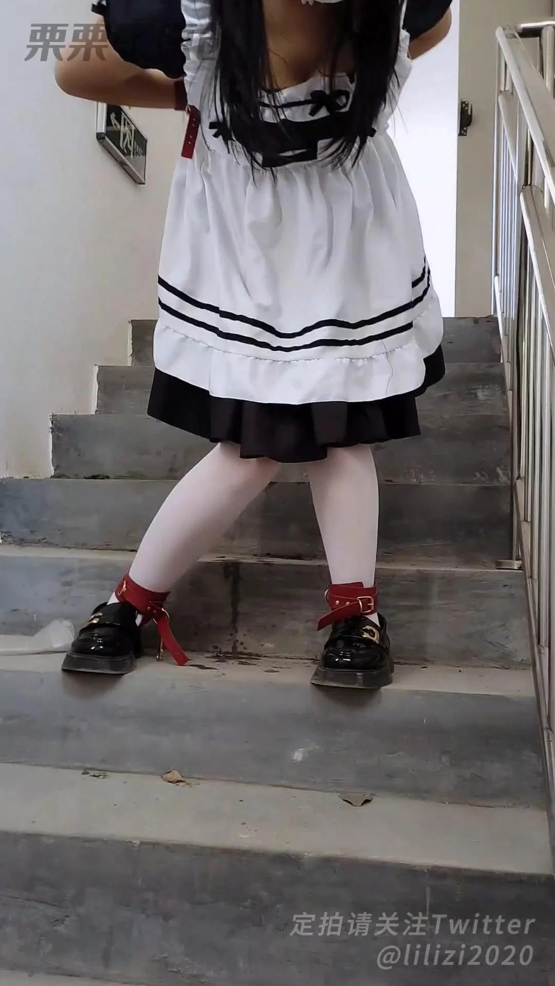 《少女户外调教合集2》户外、户外失禁、调教、楼梯间失禁、天台束缚调教、书店捆绑调教、旗袍、女仆、黑丝、白丝-5