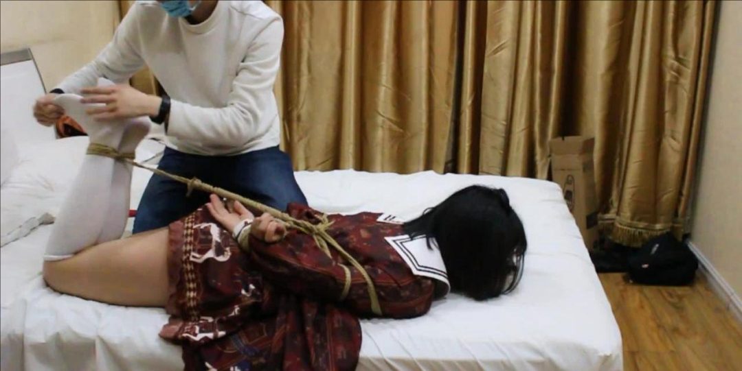 驷马捆绑cos lo娘 挠脚心+sp折磨-5