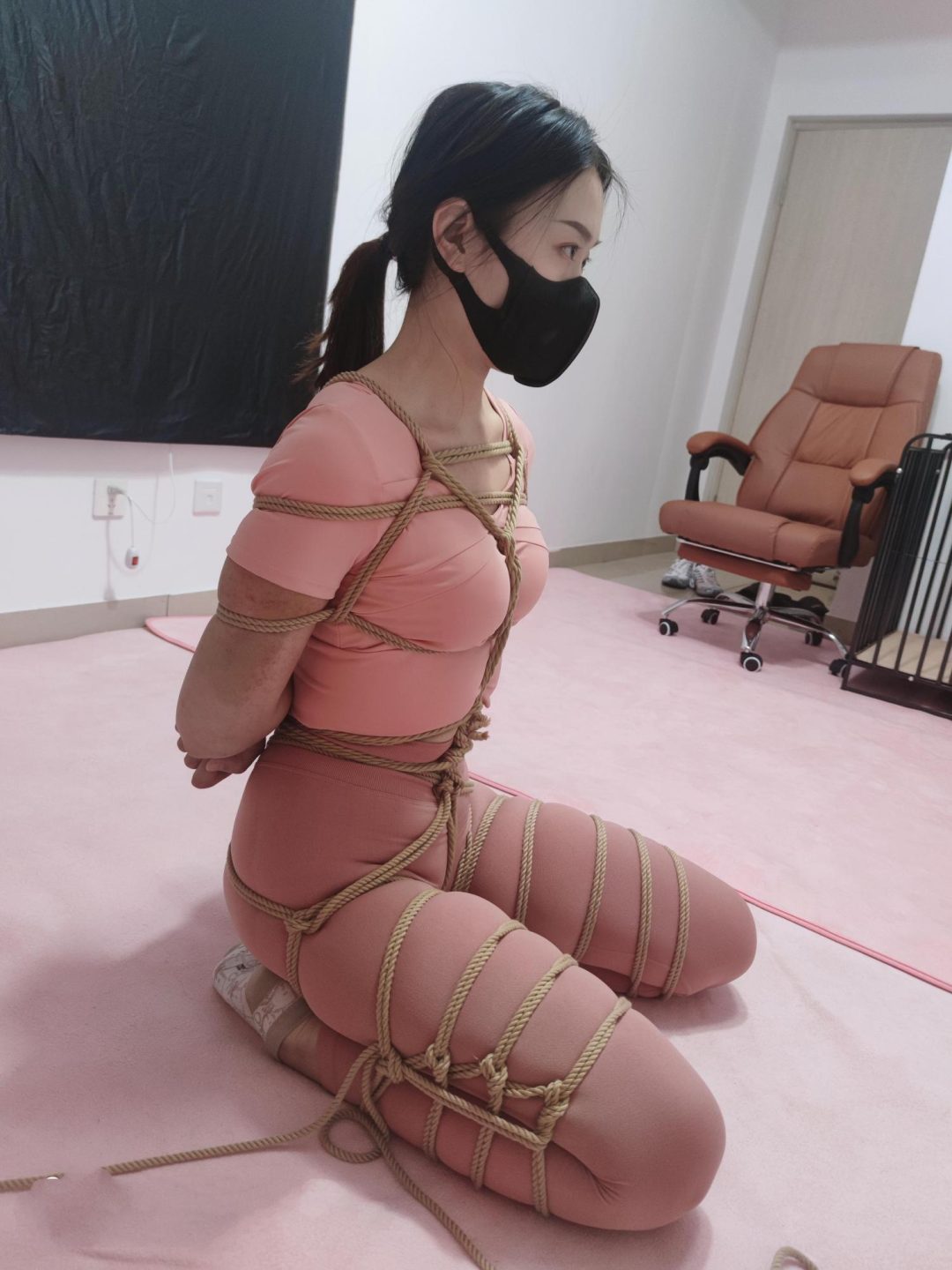 皮肤白长的漂亮172身高大长腿的小姐姐刮痧过后来初次体验漂亮瑜伽服紧缚第1集-4
