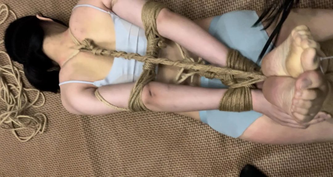 线下真实调教之超漂亮m阿然驷马紧缚绑哭！驷马超紧缚放置+脚趾缚+踩踏踢胸羞辱+耳光SP+挠脚心，小m阿然这次简单驷马放置一下，没想到绑太紧十来分钟就直接哭了，手脚麻木感觉不到了...-3