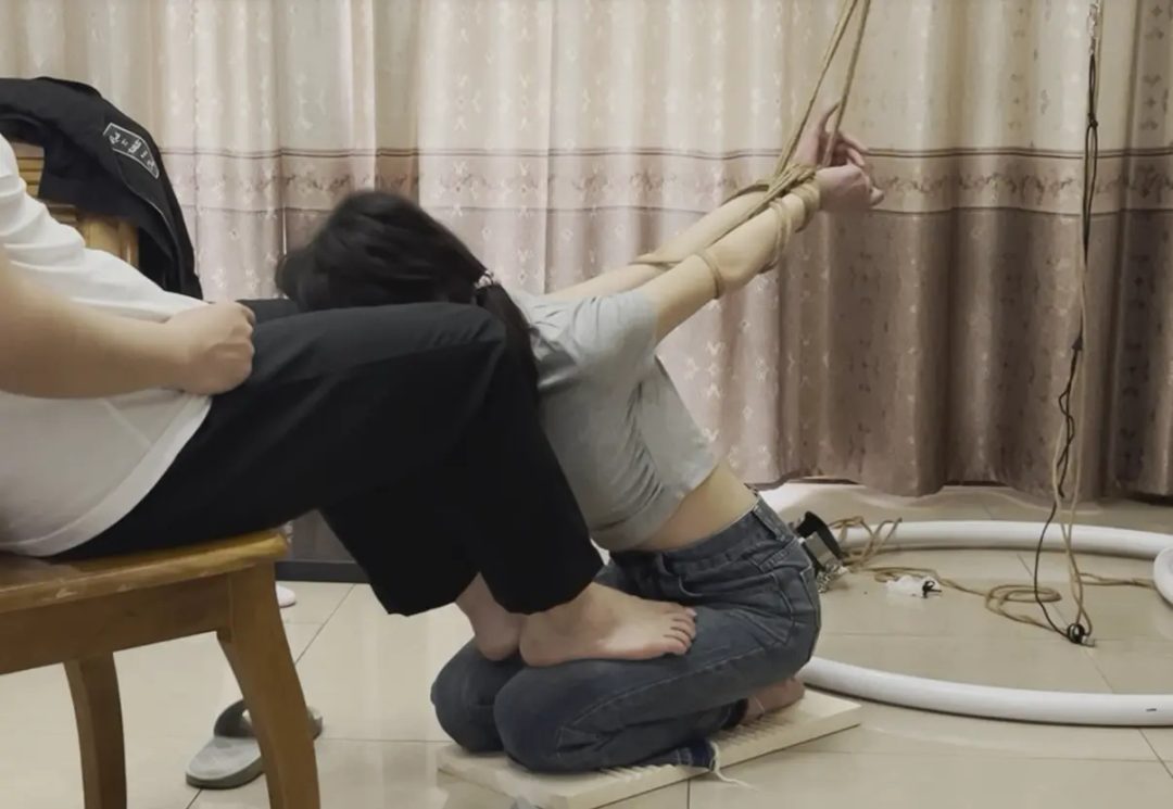 线下真实调教之皮皮反手吊缚跪坐搓衣板踩踏惩罚，皮皮来之前摔了一跤膝盖本来就磕到了，结果还要跪坐在搓衣板上，反绑吊缚更是痛苦，结果还要被主人踩踏，主人一压就更疼了，还要被打屁屁...-2