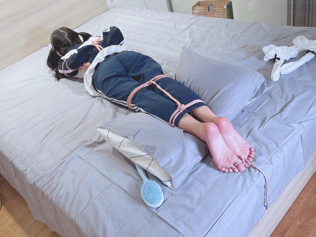 茶茶の绝望足底TK体验3-青涩双马尾校服TK，痒到脚趾磨破、喉咙呛口水也不停直到沙哑-4