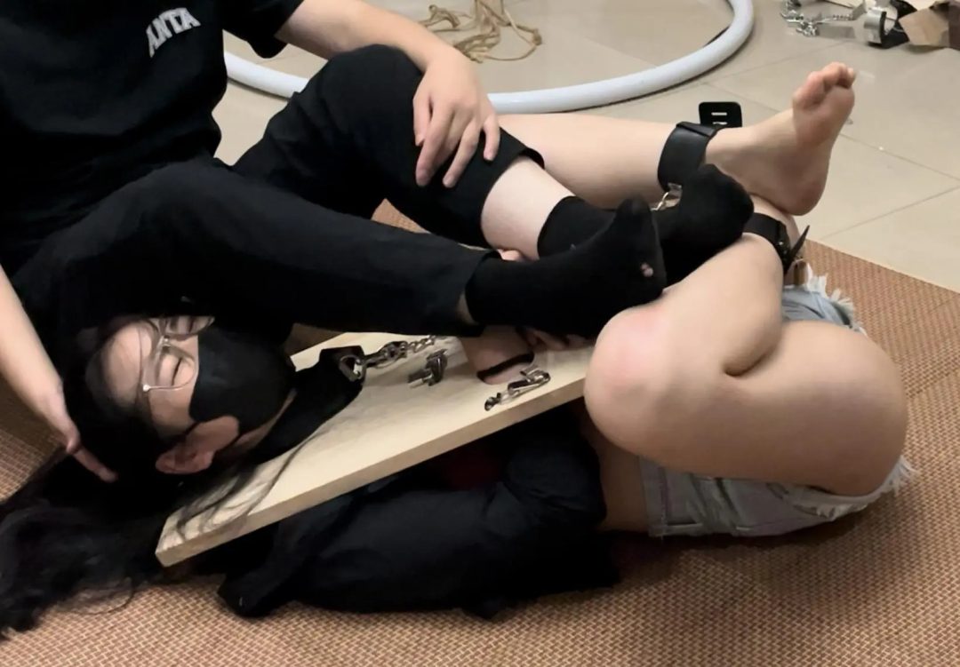 线下真实调教之超漂亮m阿然木枷镣铐调教！木枷锁+项圈+脚镣+海老缚+骑乘踩踏羞辱+坐脸-9