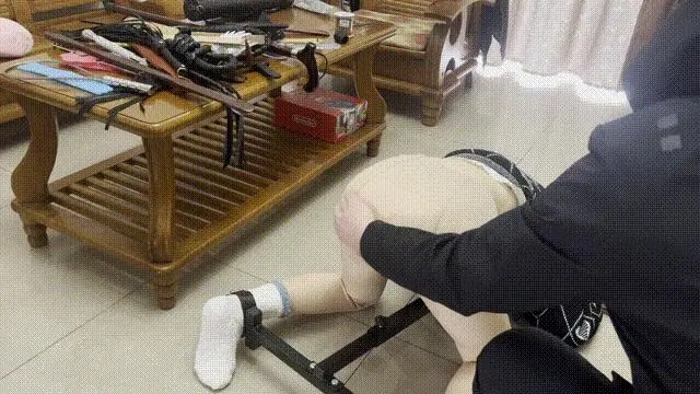 线下真实调教之犯错的代价，自己铐住自己，撅着红肿的屁股咬牙接受惩罚，连抽泣都不被允许-3