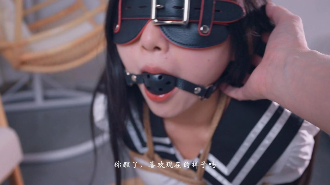 《调教M女友》被男友迷晕无情调教，口塞爆插小嘴干呕流水+吊绑、跪吊、拉拽股绳+强制开腿器+口球+脚铐-7