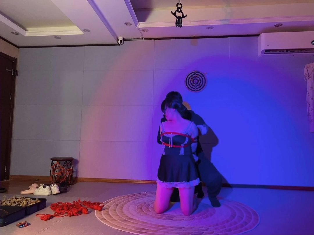 骚货林曦儿被吊起来还不老实，想方设法勾引主人，不断吐舌头希望引起主人注意，发出各种呻吟表现自己的骚-1