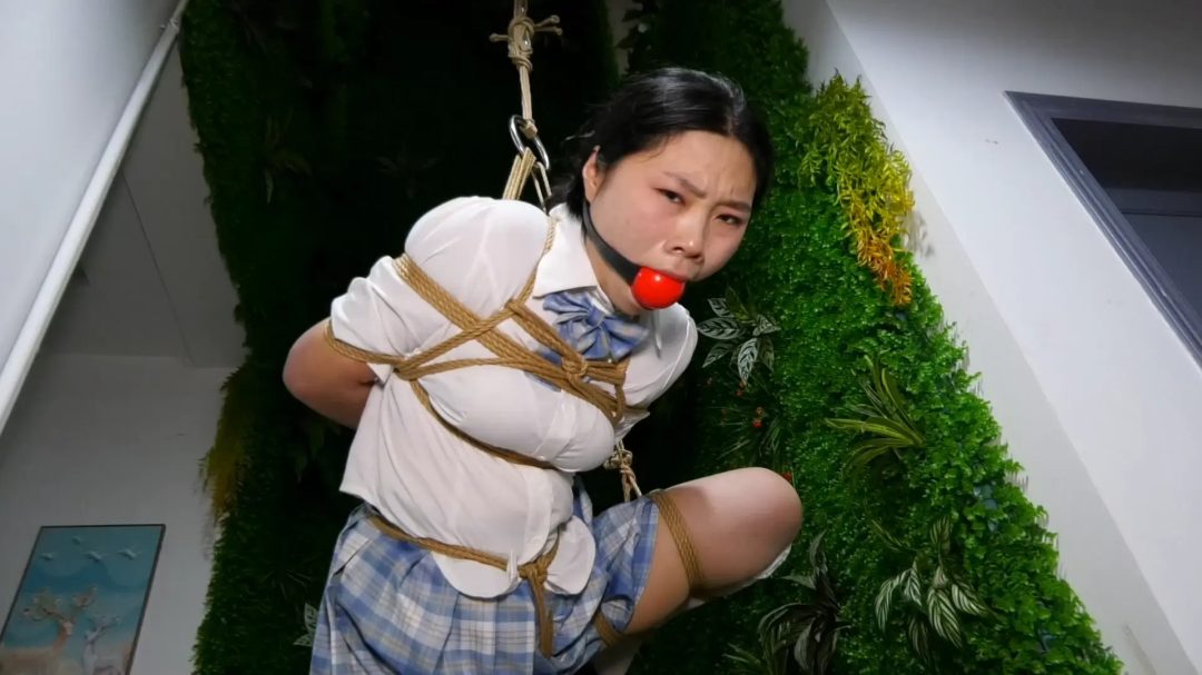 双女M戴超大口球双吊缚 双女M被戴上超大口球吊缚在水池边-2