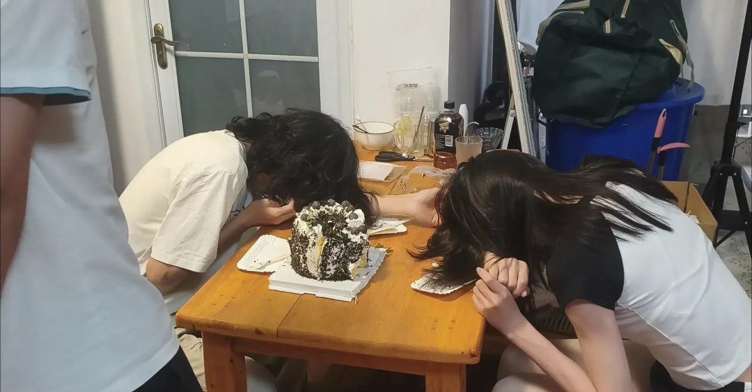 特殊订单三：情侣双人丝袜全包进笼子当脚垫-5
